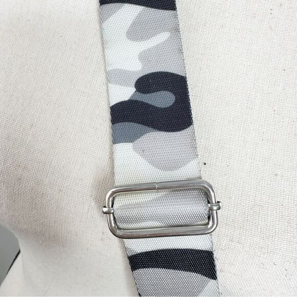 Metallic‎ Silver Cellphone Bag with Silver Camo Removable Crossbody Strap - Picture 9 of 12